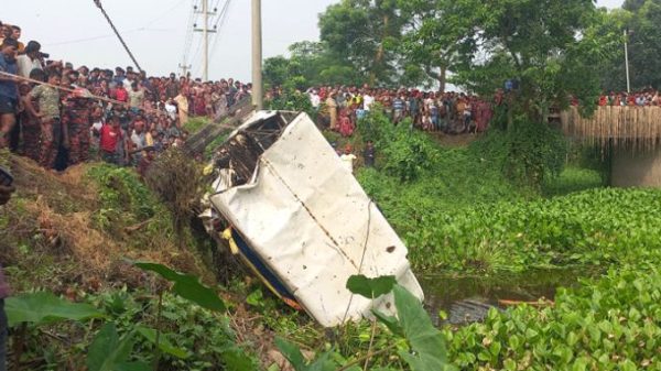 লেগুনায় বাসের ধাক্কা, নিহত ৪