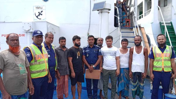 মাঝ নদীতে বিকল হওয়া জাহাজের ১৮ নাবিক উদ্ধার