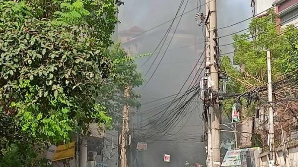 রাজধানীর কাকরাইলে বিএনপি-পুলিশের দফায় দফায় সংঘর্ষ চলছে।