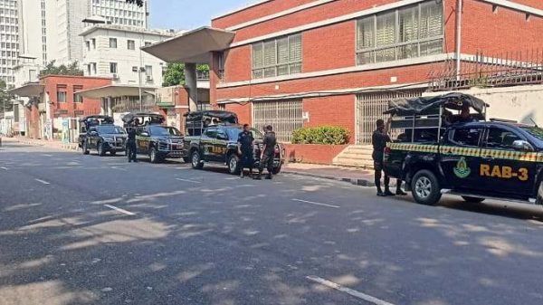সচিবালয়ের সামনের গেটে র‌্যাবের চারটি গাড়ি টহল দিতে দেখা গেছে।