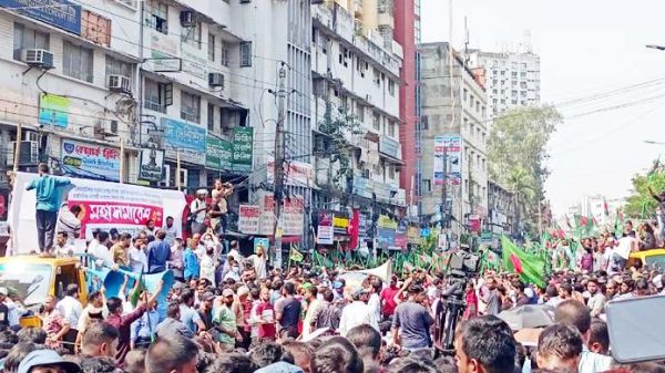 মহাসমাবেশ উপলক্ষে রাজধানীর আরামবাগ মোড়ে অস্থায়ী মঞ্চ তৈরি করছে বাংলাদেশ জামায়াতে ইসলামী ও ইসলামী ছাত্রশিবির।
