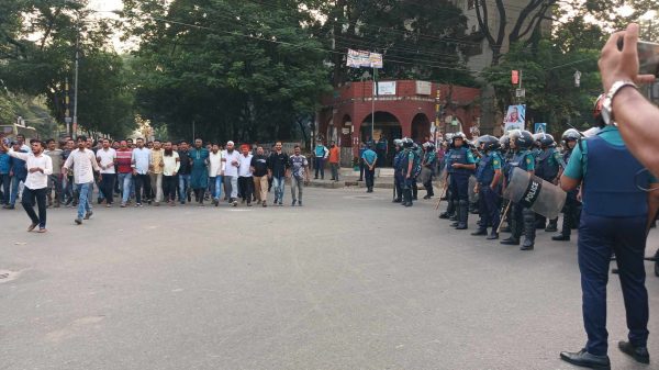 আরামবাগ হঠাৎ করে শিবির শিবির ও আল্লাহু আকবার স্লোগানে মুখরিত হয়ে উঠেছে।