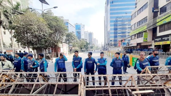 ছুটি মিলছে না পুলিশের