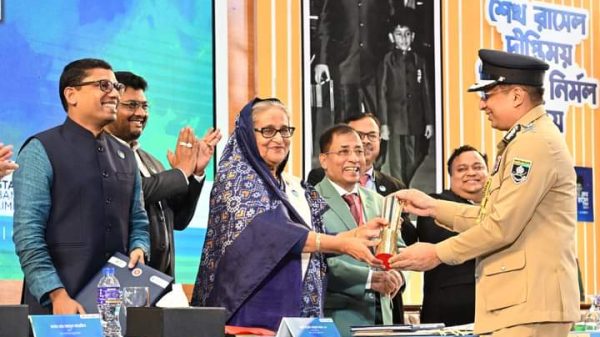 ‘স্মার্ট বাংলাদেশ’ পুরস্কারে ভূষিত পুলিশ
