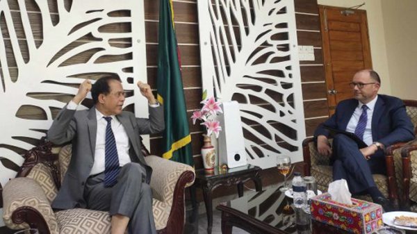 প্রধান নির্বাচন কমিশনার (সিইসি) কাজী হাবিবুল আউয়ালের সঙ্গে বৈঠকে বসেছেন বাংলাদেশে নিযুক্ত মার্কিন যুক্তরাষ্ট্রের রাষ্ট্রদূত পিটার ডি হাস।