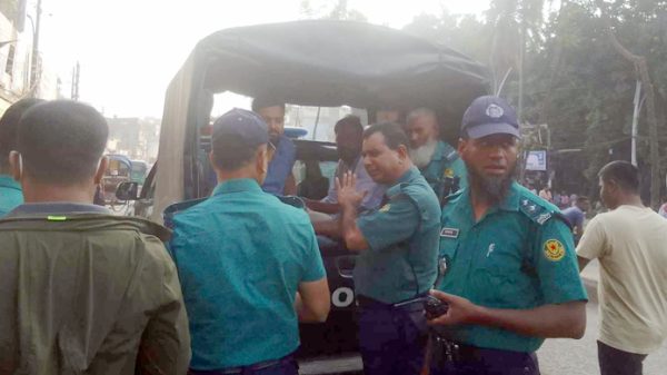 বাবুবাজারে পুলিশের তল্লাশি, সকাল থেকে আটক ২০