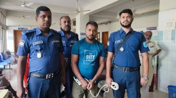 পুলিশের হাতে আটক এক ডাকাত সদস্য।