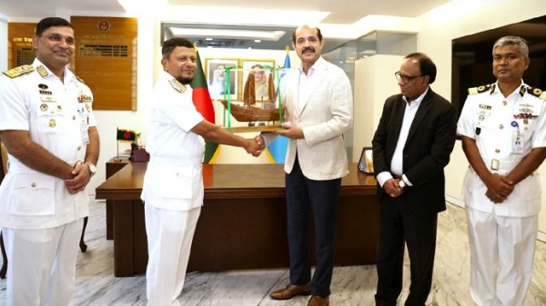 ঢাকা উত্তর সিটি করপোরেশনের (ডিএনসিসি) মেয়র মো. আতিকুল ইসলামের সঙ্গে বৈঠক করেছেন বাংলাদেশ নৌবাহিনী প্রধান অ্যাডমিরাল মোহাম্মদ নাজমুল হাসান।