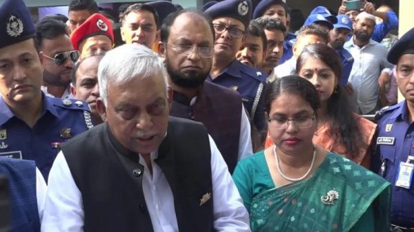 সাংবাদিকদের সঙ্গে কথা বলছেন স্বরাষ্ট্রমন্ত্রী আসাদুজ্জামান খান।