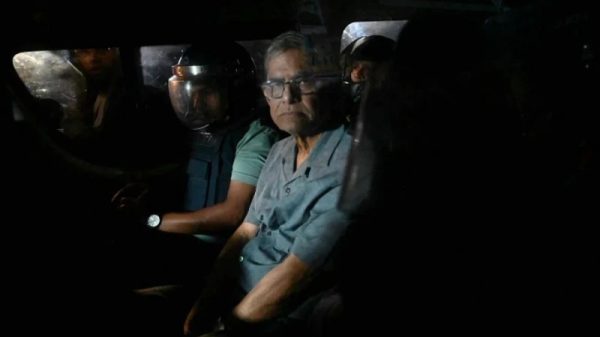 বিএনপির মহাসচিব মির্জা ফখরুল ইসলাম আলমগীরকে গ্রেপ্তার দেখিয়েছে পুলিশ।