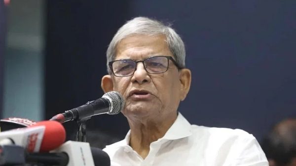 রাজধানীর গুলশানের বাসা থেকে বিএনপি মহাসচিব মির্জা ফখরুল ইসলাম আলমগীরকে আটক করেছে আইনশৃঙ্খলা বাহিনীর সদস্যরা।