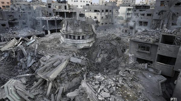 অবরুদ্ধ গাজা উপত্যকায় ইসরায়েলের অনবরত বিমান হামলায় ৩১টি মসজিদ ধসে পড়েছে।