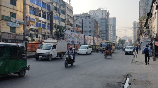 সারাদেশে বিএনপি-জামায়াতের ডাকা হরতালে রাজধানীতে বাস চলাচল স্বাভাবিক রয়েছে।