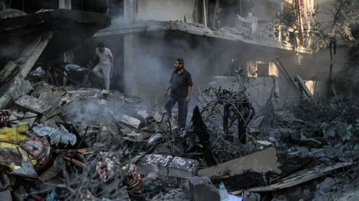 গাজার স্বাস্থ্যব্যবস্থা ভেঙে পড়ায় বোমা হামলার চেয়ে বেশি মানুষ বিনা চিকিৎসায় মারা যেতে পারে বলে সতর্ক করেছে বিশ্ব স্বাস্থ্য সংস্থা।