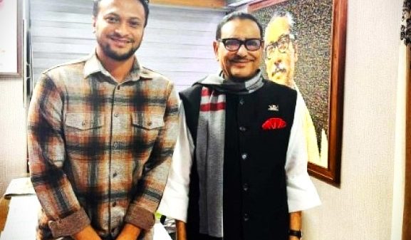 ওবায়দুল কাদেরের সঙ্গে বৈঠকের পাশাপাশি ছবিও তোলেন সাকিব আল হাসান