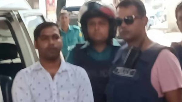 পুলিশের ওপর ককটেল হামলা