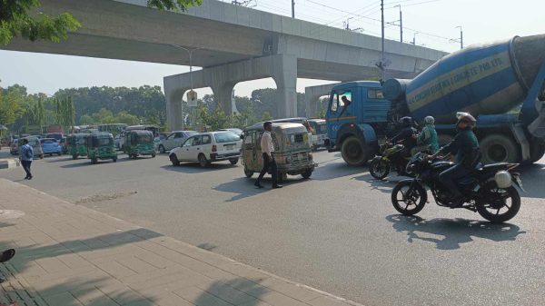 সকাল থেকে রাজধানীর বিভিন্ন এলাকা ঘুরে দেখা গেছে, বাসসহ সব ধরনের যানবাহন স্বাভাবিকভাবে চলাচল করছে।