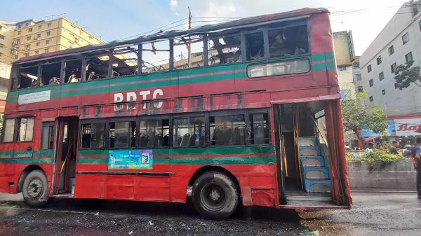 সোমবার (২০ নভেম্বর) বেলা :২:৩০ মিনিটে বাসটিতে আগুন লাগার ঘটনা ঘটে।