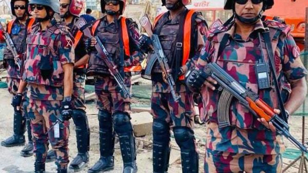 পোশাক কারখানার নিরাপত্তা জোরদারে ঢাকা ও আশপাশের জেলায় ৪৮ প্লাটুন বর্ডার গার্ড বাংলাদেশ (বিজিবি) মোতায়েন করা হয়েছে।