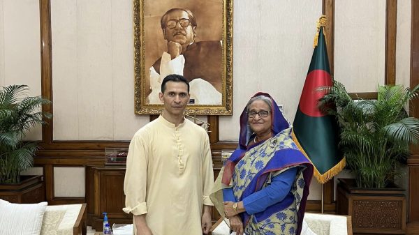 গণভবনে প্রধানমন্ত্রীর সঙ্গে সোহেল তাজ।