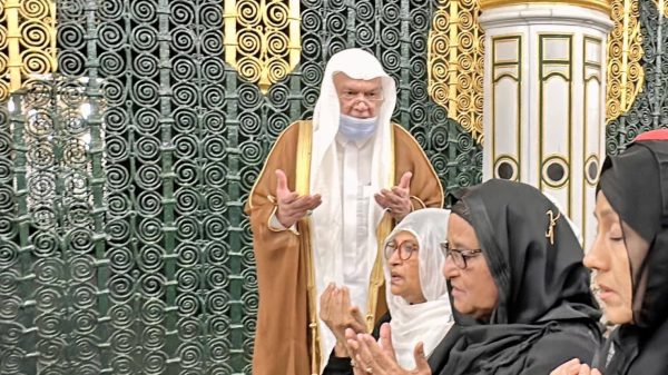 পবিত্র মক্কায় প্রধানমন্ত্রী শেখ হাসিনা তার ছোট বোন শেখ রেহানা এবং অন্যান্য সফরসঙ্গীদের নিয়ে মহান আল্লাহর ঘর বায়তুল্লাহ তাওয়াফ করেন।