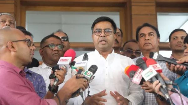 মনোনয়নপত্র দাখিল শেষে সাংবাদিকদের সঙ্গে কথা বলেন সাঈদ খোকন।