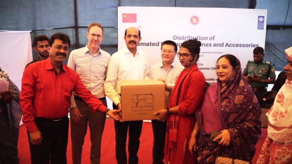 সোমবার (১৩ নভেম্বর ) দুপুরে কড়াইল বস্তিতে বসবাসকারী নারীদের মধ্যে সেলাই মেশিন বিতরণ করেন ডিএনসিসি মেয়র।