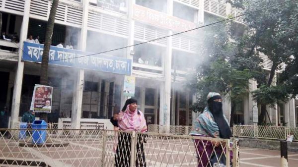 সোমবার (২০ নভেম্বর) কোতোয়ালি থানার উপপরিদর্শক মো. কামরুল হোসেন বাদী হয়ে অজ্ঞানতামা আসামি করে এ মামলা করেন।