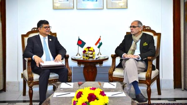 বাংলাদেশের পররাষ্ট্র সচিব মাসুদ বিন মোমেন এবং ভারতের পররাষ্ট্র সচিব বিনয় কোয়াত্রা।