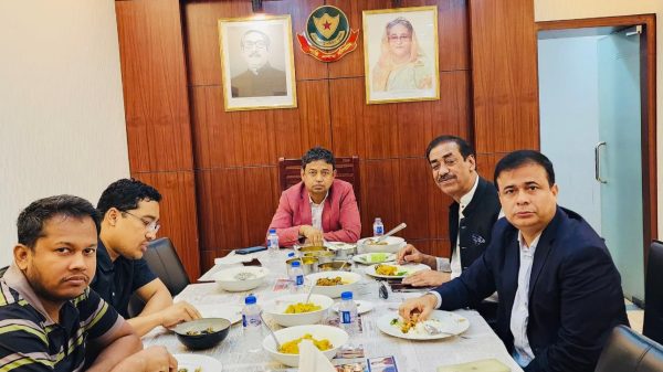 দুপুর দেড়টায় তিনি ডিবি কার্যালয়ের ভেতরে প্রবেশ করেন।