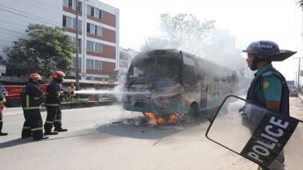 রাজধানীর মুগদা এলাকায় একটি বাসে অগ্নিসংযোগ করেছে দুর্বৃত্তরা।