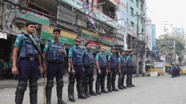 কঠোর নিরাপত্তার চাদরে মোড়ানো রয়েছে পুরানা পল্টনে অবস্থিত বিএনপির কেন্দ্রীয় কার্যালয়।