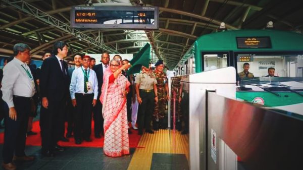 আজ শনিবার প্রধানমন্ত্রী শেখ হাসিনা বেলা ২টা ৩৩ মিনিটে আগারগাঁও স্টেশনে সবুজ পতাকা নেড়ে উদ্বোধন করেন মেট্রোরেলের আগারগাঁও থেকে মতিঝিল অংশ।