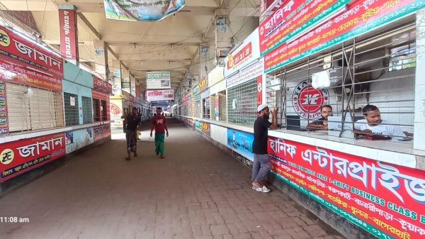 রবিবার সকাল থেকেই টার্মিনালে গাড়ির চালক, হেল্পার ও কাউন্টার স্টাফ দের অলস সময় পার করতে দেখা গেছে।