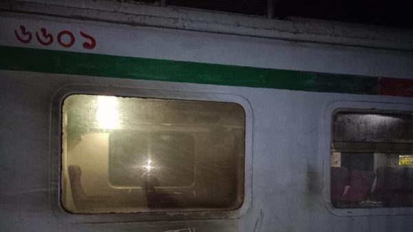 ক্ষতিগ্রস্ত ‘উপকূল এক্সপ্রেস’ ট্রেনের জানালার বাইরের অংশ