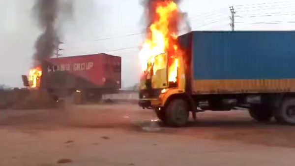 বৃহস্পতিবার (৩০ নভেম্বর) সকাল সোয়া ৬টায় ঢাকা-বাইপাস মহাসড়কের গাজীপুর সিটি করপোরেশনের ঝাজর এলাকায় ককটেল ফাটিয়ে দুটি কাভার্ডভ্যানে আগুন দেওয়ার ঘটনা ঘটে।