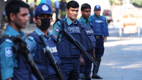 রাজধানী ঢাকাসহ সারাদেশে নিরাপত্তা ব্যবস্থা জোরদার করেছে আইনশৃঙ্খলা রক্ষাকারী বাহিনী।