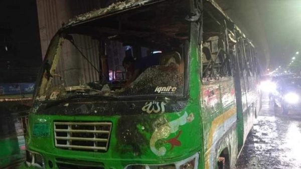 রাজধানীর কাফরুলের তালতলায় বিহঙ্গ পরিবহনের একটি বাসে আগুন দিয়েছে দুর্বৃত্তরা।