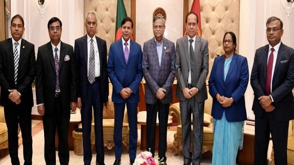 বৃহস্পতিবার (৯ নভেম্বর) দুপুরে বঙ্গভবনে প্রধান নির্বাচন কমিশনার কাজী হাবিবুল আউয়ালের নেতৃত্বে কমিশনের প্রতিনিধি দল সাক্ষাৎ করে