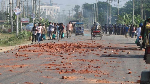 নারায়ণগঞ্জের আড়াইহাজারে নাশকতা, সহিংসতা ও তিন পুলিশ সদস্যকে কুপিয়ে জখম করার ঘটনায় ১০ জনকে গ্রেপ্তার করেছে র‍্যাব।