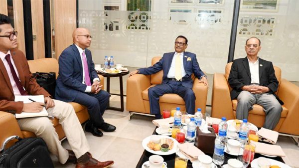 বুধবার বেলা ১১টায় তেজগাঁওয়ে আওয়ামী লীগের ঢাকা জেলা কার্যালয়ে এ বৈঠক শুরু হয়।