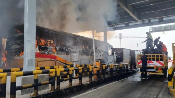 শুক্রবার (২৪ নভেম্বর) দুপুর সোয়া ১২টার দিকে এ অগ্নিকাণ্ড ঘটে।