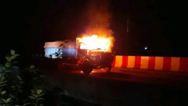 ঢাকা-চট্টগ্রাম মহাসড়কের ফেনীর লালপুলে চিনিবোঝাই একটি ট্রাকে আগুন দিয়েছে দুর্বৃত্তরা।