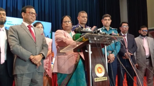 রাজশাহীতে নির্বাচনের প্রস্তুতি সভা শেষে সাংবাদিকদের সঙ্গে কথা বলেন ইসি রাশেদা সুলতানা