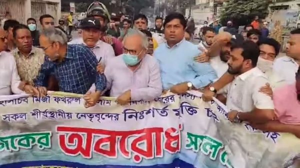 বিএনপির সিনিয়র যুগ্ম মহাসচিব রুহুল কবির রিজভীর নেতৃত্বে পিকেটিং ও সড়ক অবরোধ করা হয়।