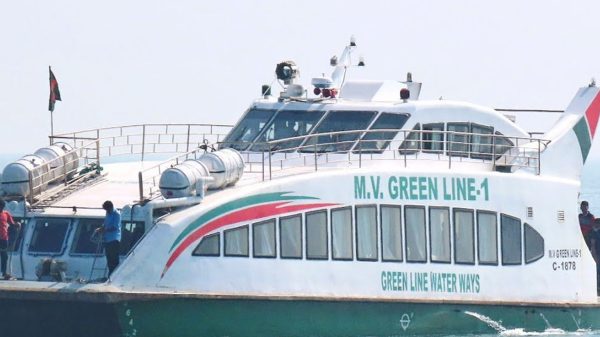 রোববার (১০ ডিসেম্বর) দুপুর ২টার দিকে শাহপরীর দ্বীপ এলাকায় জাহাজটি আটকা পড়ে।