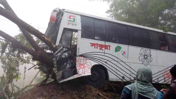 বরিশালে বাস-ট্রলির সংঘর্ষে নিহত ২