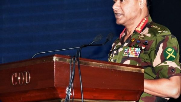 সেনাবাহিনী প্রধান জেনারেল এস এম শফিউদ্দিন আহমেদ।