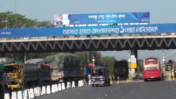 ঘনকুয়াশায় দুর্ঘটনা এড়াতে সম্প্রতি বঙ্গবন্ধু সেতুতে আবহাওয়া পরিমাপক যন্ত্র স্থাপন করা হয়।