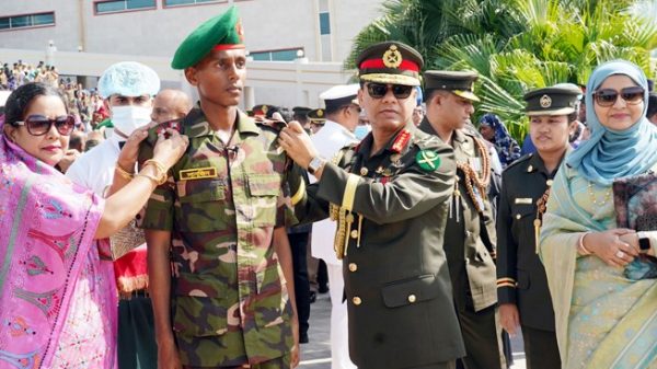 কমিশন্ডপ্রাপ্ত ক্যাডেটদের র্যাংক-ব্যাজ পরিয়ে দিচ্ছেন সেনাপ্রধান।
